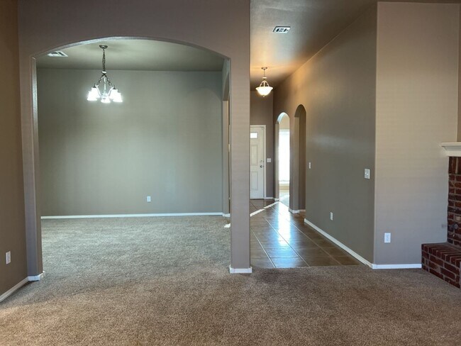 Foto del edificio - Welcome to this stunning 3-bedroom, 2-bathroom home located in the desirable Broken Arrow, OK.