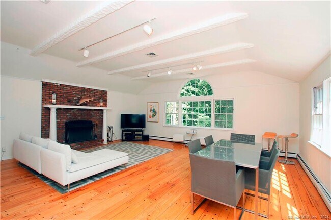 Foto del edificio - 380 Webbs Hill Rd
