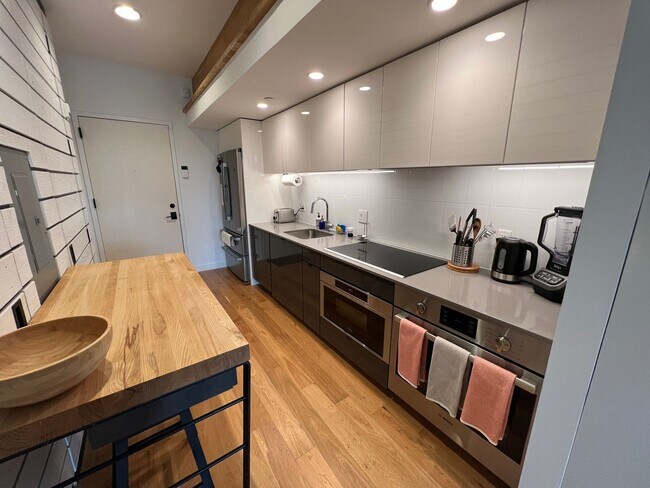 Building Photo - Trendy 1 Bedroom + den in Truxton Circle| Water included!