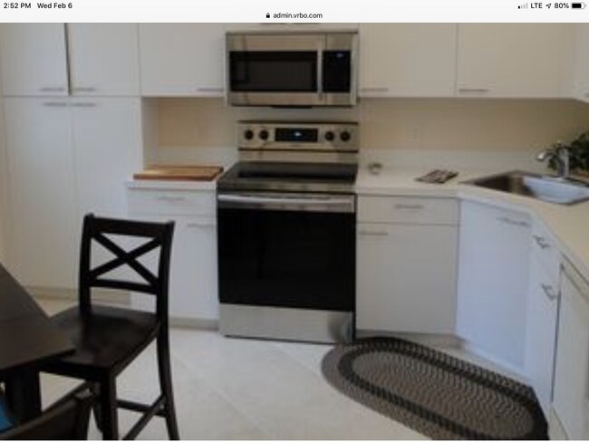 Cocina comedor grande y espaciosa con mucho espacio de almacenaje y electrodomésticos renovados. - 5265 Brisata Circle