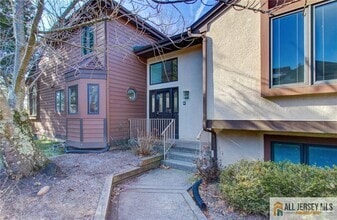 Building Photo - 388 Sayre Dr