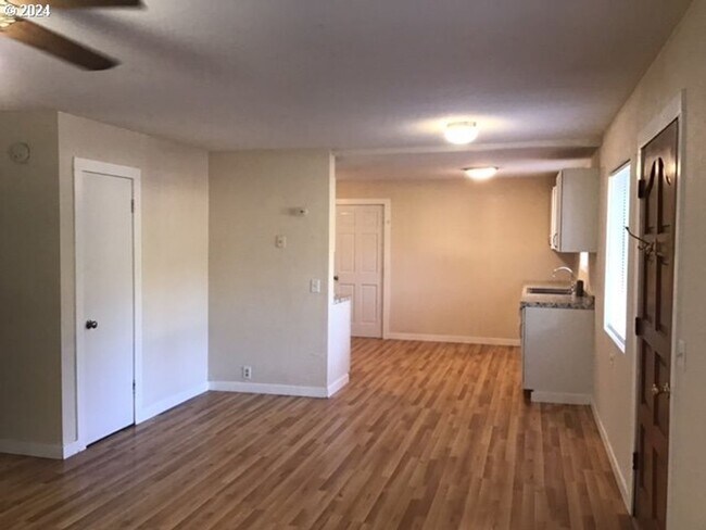 Building Photo - Charming Updated Home!