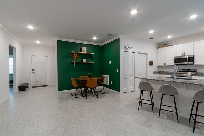 Foto del edificio - Spacious 4-Bedroom Home in Tara Village – ...