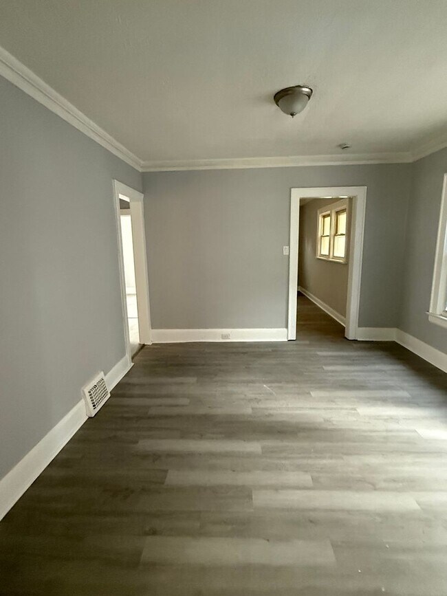 Building Photo - 2bd Single Ranch Near Lake Erie Cash Pay
