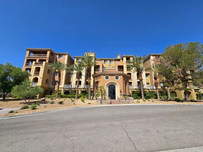 Foto del edificio - An Amazing Furnished 3 Bedroom Condo at La...