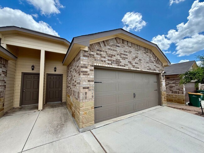 Foto del edificio - 3 Bedroom, 2 Bathroom Duplex in Converse!