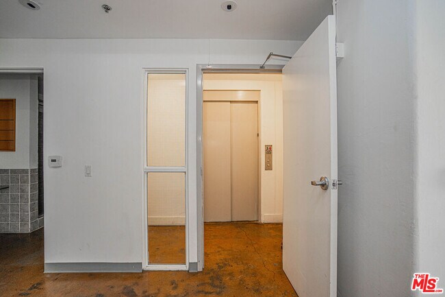 Building Photo - 814 S Spring St