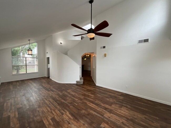 Foto del edificio - 3 Bedroom Home Available Near Academy Rd N...