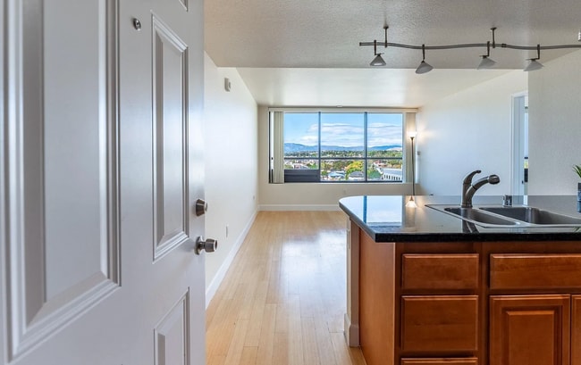 Building Photo - 2 bed / 2 bath condo at Belvedere Towers -...