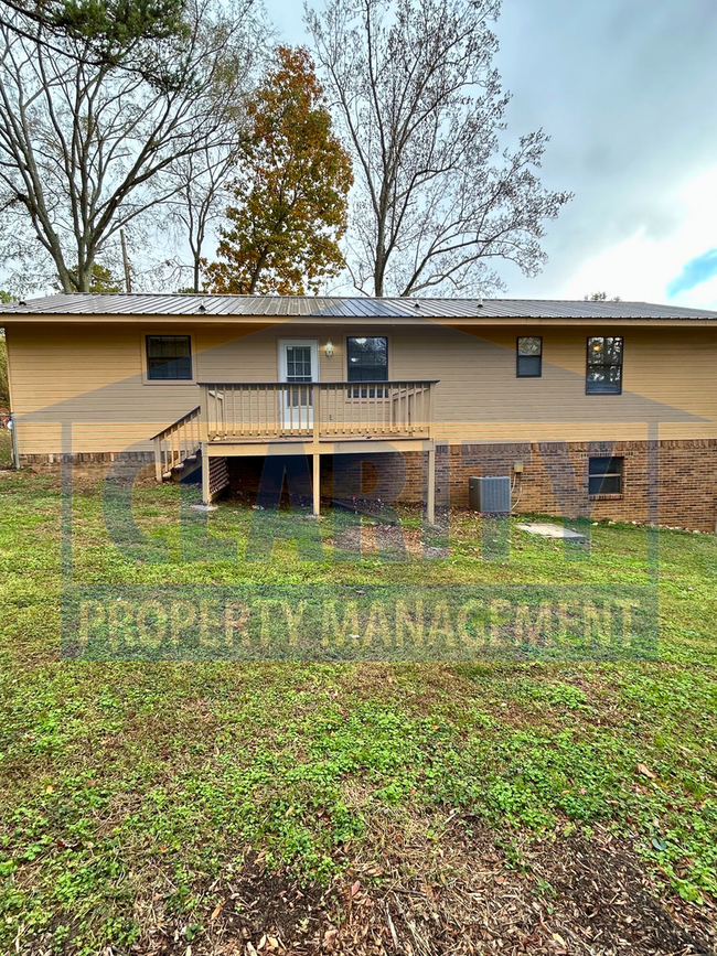 Building Photo - Three bedroom home w/ large yard & back porch