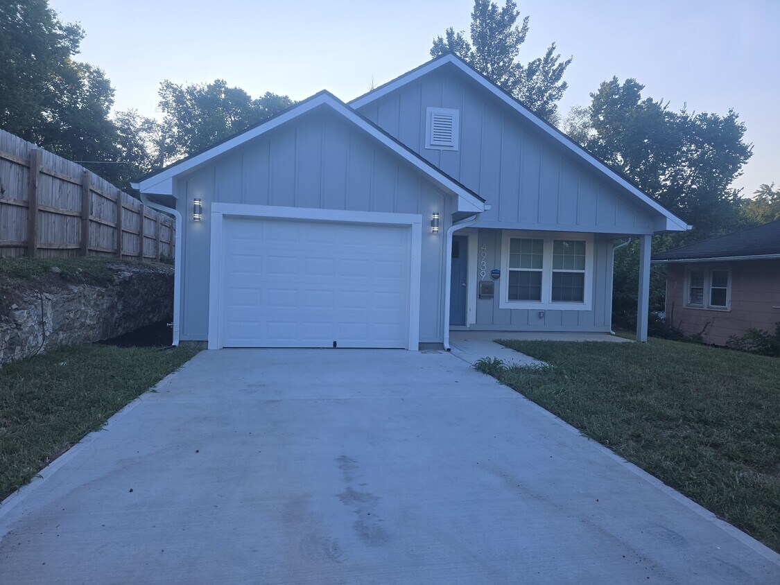 Foto principal - 4939 Woodland Ave
