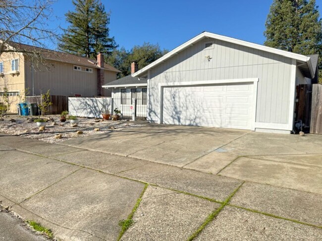 Building Photo - Single Level House - Rincon Valley - 3bd 2ba - 1788 Square Feet of Living Space