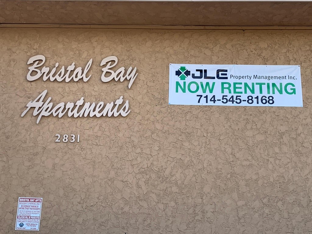 Foto principal - 2831 Bristol St