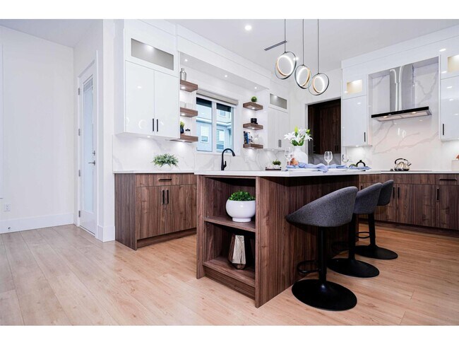 Photo du bâtiment - Main House-14742 62A AVENUE