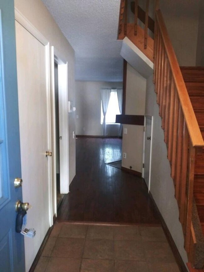 Foto del edificio - 3 Bed 1.5 Bath 1 Car Garage 2 Story Town Home