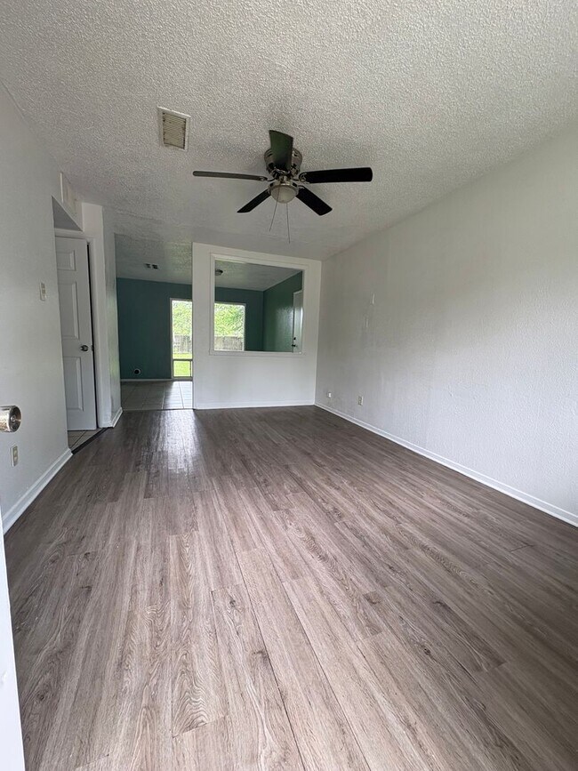 Foto del edificio - Amazing 3 bedroom/1 bath home with huge kitchen & Central Air/heat