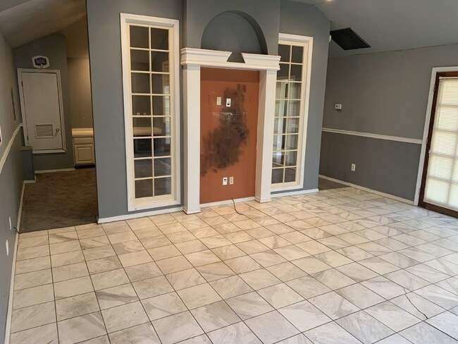 Building Photo - "Spacious 3-Bedroom Oasis with 2 Full Bath...