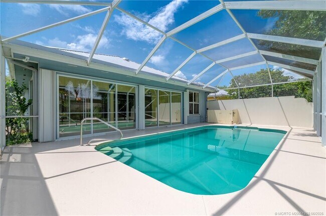 Building Photo - 2102 SW Mayflower Dr