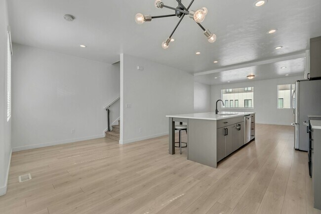 Building Photo - 501 1080 W