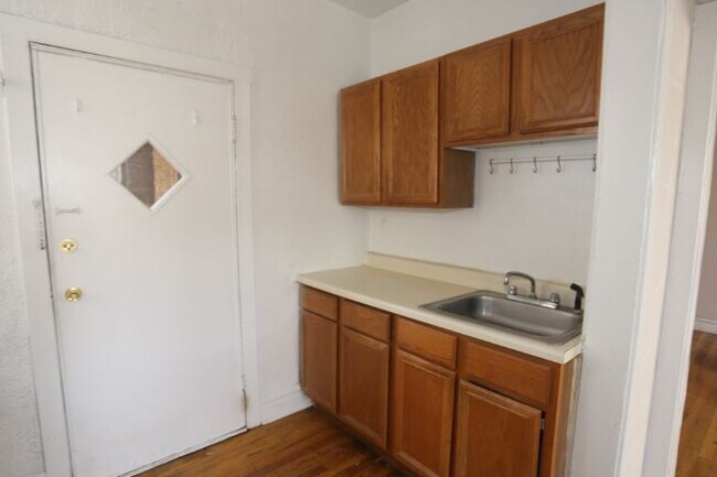 Foto del edificio - 6265 W Cornelia Ave