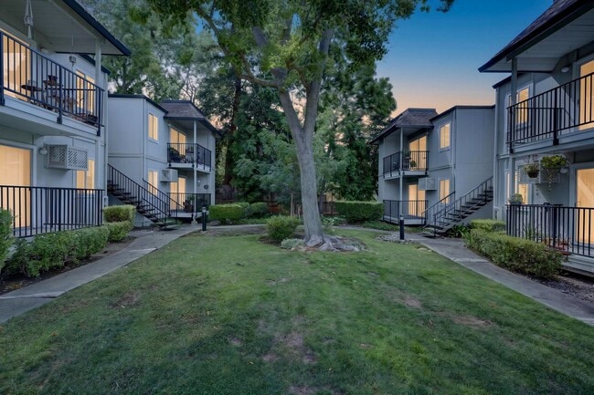 Building Photo - Beautifully Updated 2BR Condo with New Appliances & Community Pool