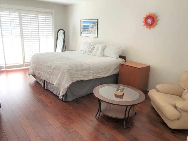 Extra-large master bedroom - 2308 Schader Dr