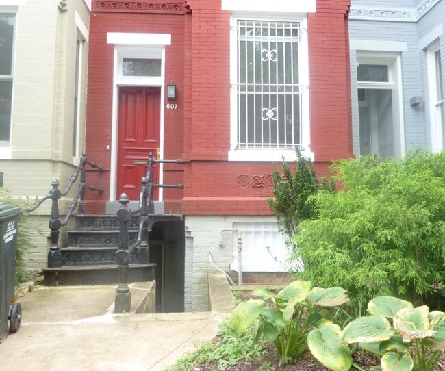 Building Photo - 607 G St SE