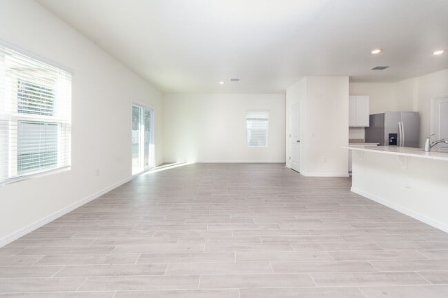 Building Photo - Beautiful 4 Bed, 2.5 Bath Home in the Desi...