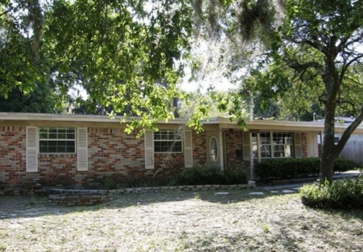 Foto principal - Charming Brick Ranch with Spacious Living ...