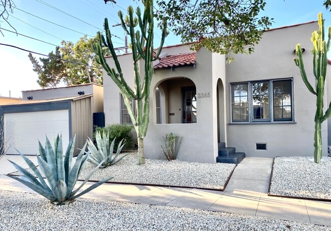 Private front entrance - 3365 Tyburn St