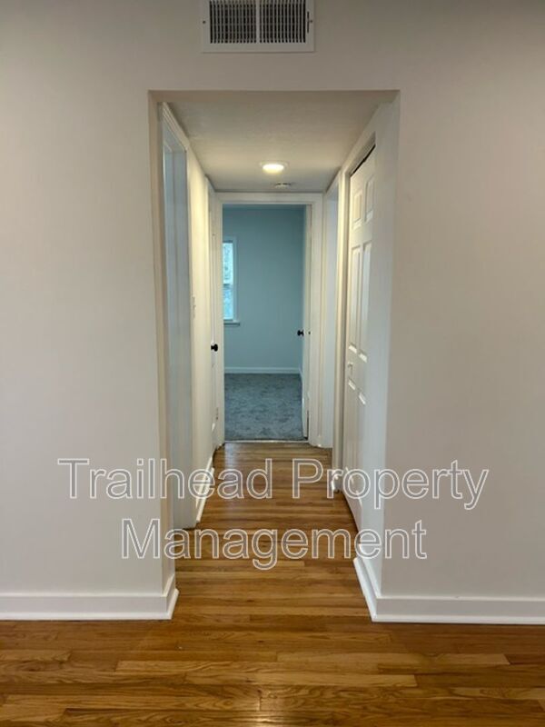 Building Photo - 304 E Gregory Blvd