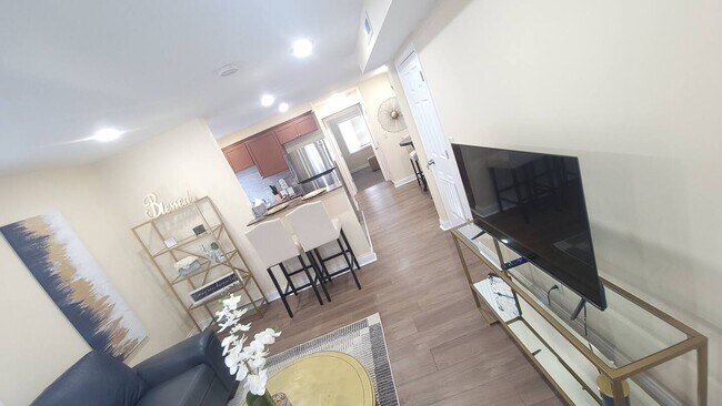 Vista de la cocina desde la sala de estar - 2137 Highland Ave