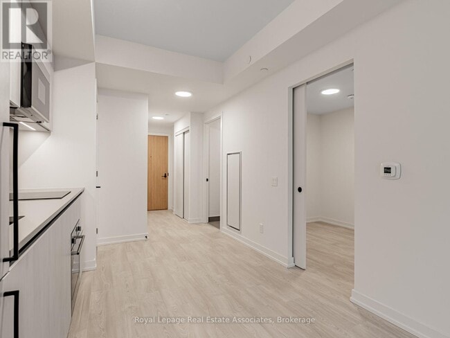 Building Photo - 33 Parliament St