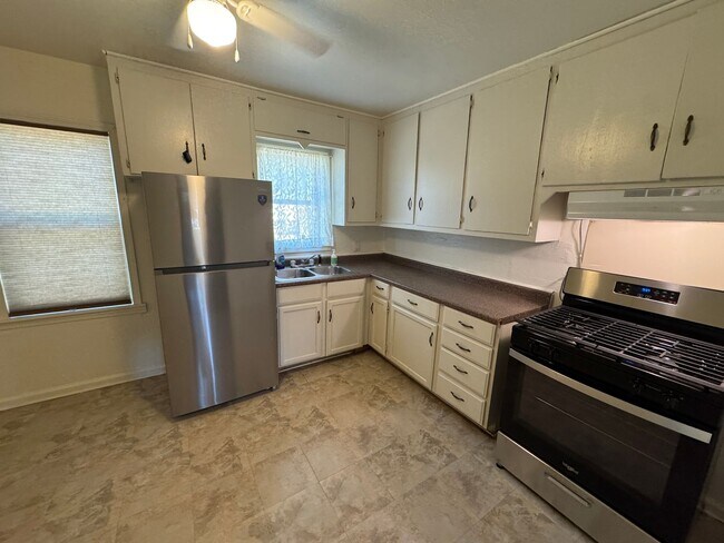 Building Photo - Newly remodeled 2 bed 1 bath walking dista...