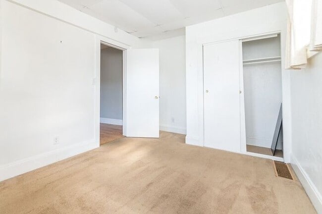 Building Photo - Spacious 3BD/1.5 BA Farmhouse in Maple Hts!
