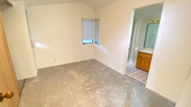 Building Photo - 945 Cowper St