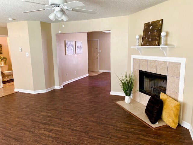 Foto del edificio - Huge home features 4 bedrooms & 2.5 baths for Rent!