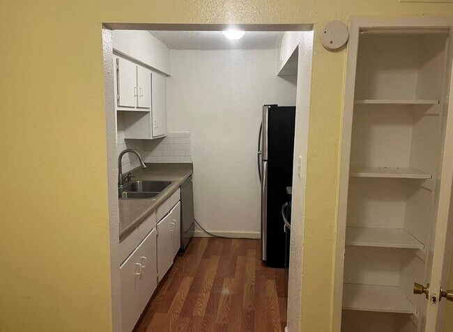 Building Photo - 5625 Antoine Dr