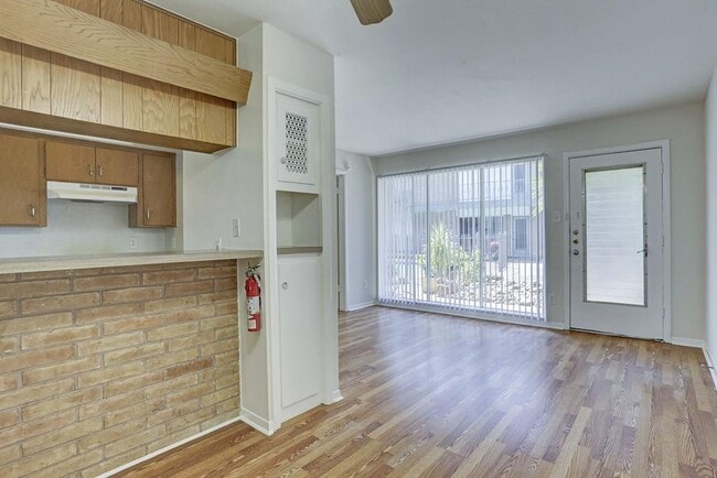 Building Photo - 3703 Roseland St