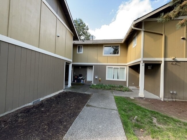 Building Photo - 2 Bed 1.5 Bath Corner Unit Townhome