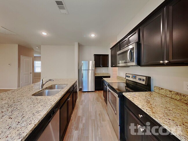 Foto del edificio - 404 Willow Creek Dr