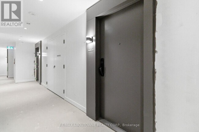 Photo du bâtiment - 2075 Lakeshore Rd.