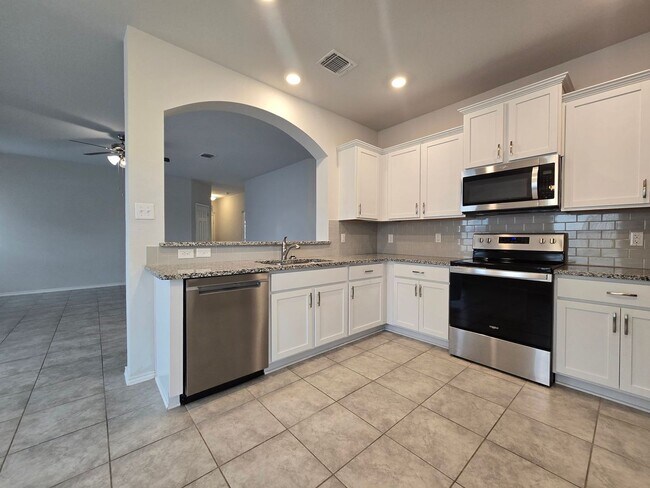 Foto del edificio - RENT REDUCTION - AVAILABLE NOW!