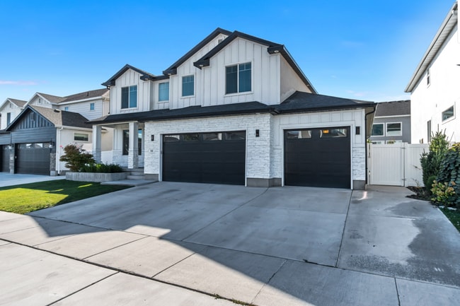 Building Photo - Spacious 6-Bedroom Home in the Heart of Vi...