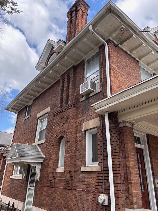 Building Photo - 3-4 Bedroom House located in South Park. S...