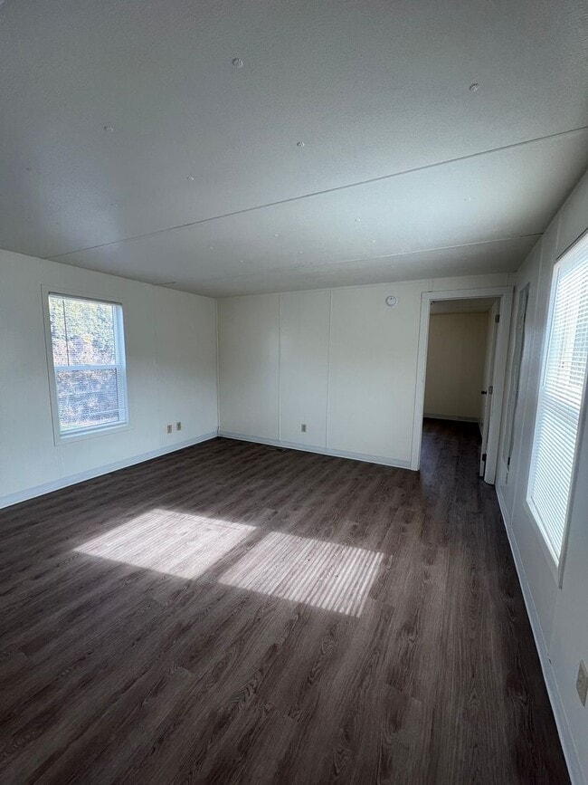 Building Photo - 2 bed 1.5 bath home with off-street parking