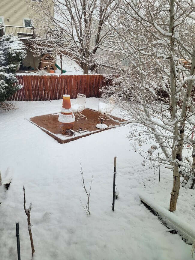 Patio trasero con chimenea - 8119 Maple Dr