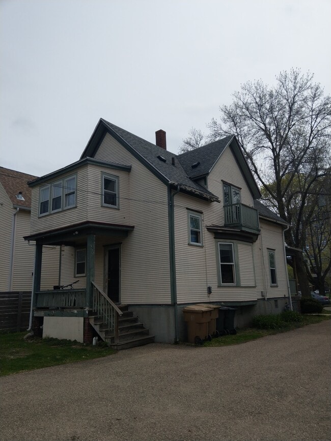 Building Photo - 822 E Dayton St