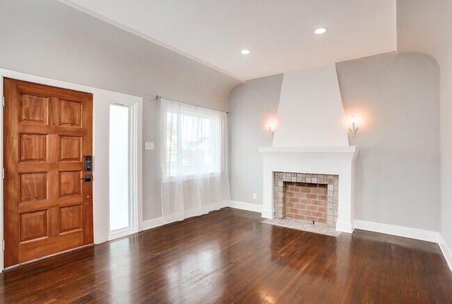 Foto del edificio - 4909 S Gramercy Pl