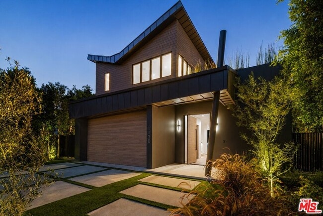 Building Photo - 1130 N Poinsettia Pl